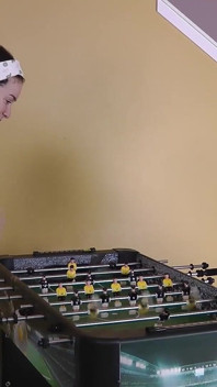 Un gioco di foosball promette una sculacciata alla fine