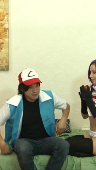 Team Rocket Cosplay dívka v roztomilých punčochách ballbusting the Aktsal po krádeži jeho vzácných koulí