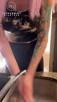 6'7 La Gigantessa A piedi nudi domina tutto a casa! Confronti di altezza + faccende POV