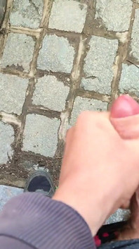 В видео от первого лица: Сперма на улице