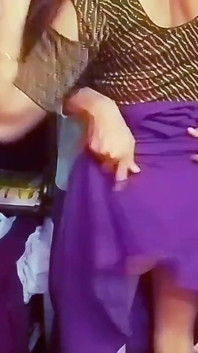 Hintli kadın mor bir sari giyerek kocasını mutlu ediyor