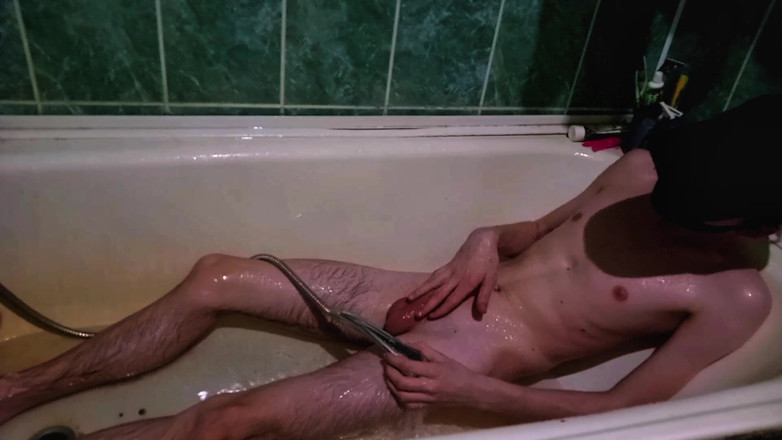 Fish Cam: Twink kurus mencuci di bilik air dan menyentuhnya untuk menghabiskan,...