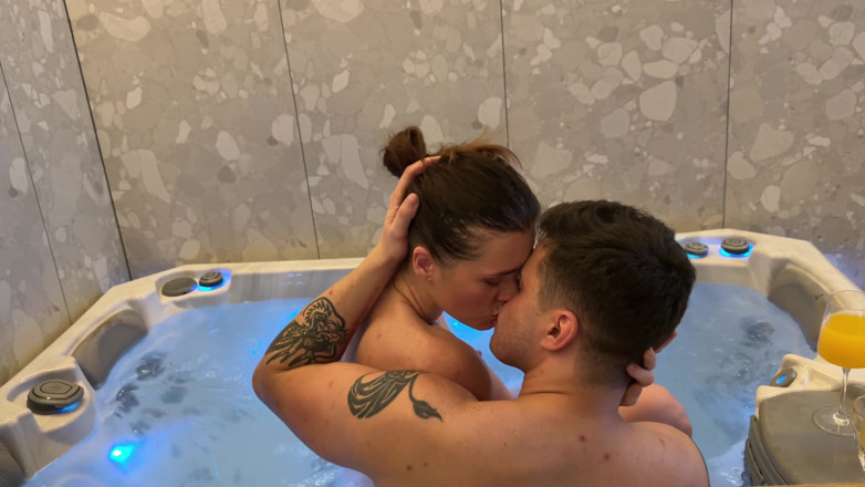 Mintaxxx69: Manželka se sexy ve vířivce s jiným chlapem, hluboké hrdlo,...
