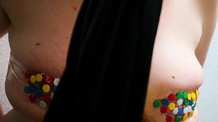 Bouncy Tits Action: Vú và ngón tay cái