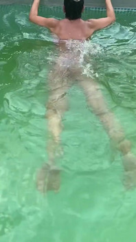Tanga bikini havuzu azdırıyor - ıslak dans ve eğlenceli titreşimler