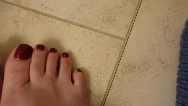 Deanna deadly: Rychlá nová pedikúra Předvečer se lesknoucí červené nehty