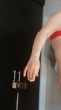 Esposa amadora dançando nua em casa Mulher amadora se diverte experimentando roupas e cortando-as.
