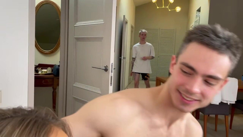 Monika Fox: 幕后花絮，小便和玫瑰，Monika Fox 4on1群交，肛门拳交，dap，Manhandle，怪物肛交和小便饮料