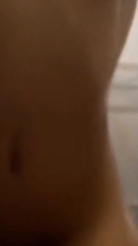 Mon beau-père me baise très fort avec sa grosse bite noire quand je prends une douche