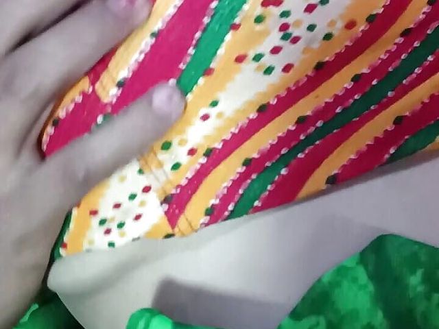 Desi Bhabhi Jungle Me Jackie Phone Pe Boyfriend Say Fingering Sex Pani Nikal Dungi. (Mahi Kumari)
