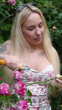 Chut ! Quelqu’un peut nous remarquer en train de baiser dans le jardin !