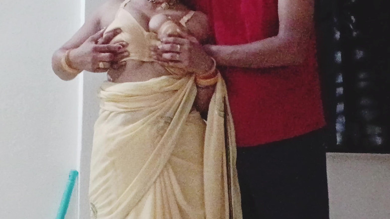 Riyagueen: Riya Bhabhi estava varrendo a casa de seu mestre, a...