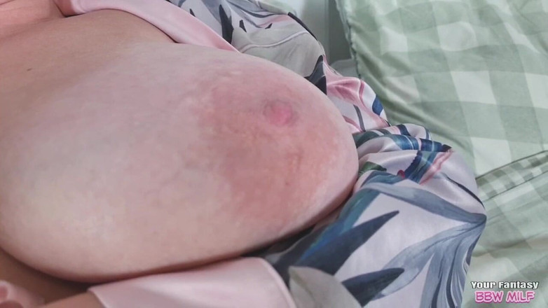 BBW_Wife: MILF montel berehat selepas hari yang panjang - melancap pada tetek...