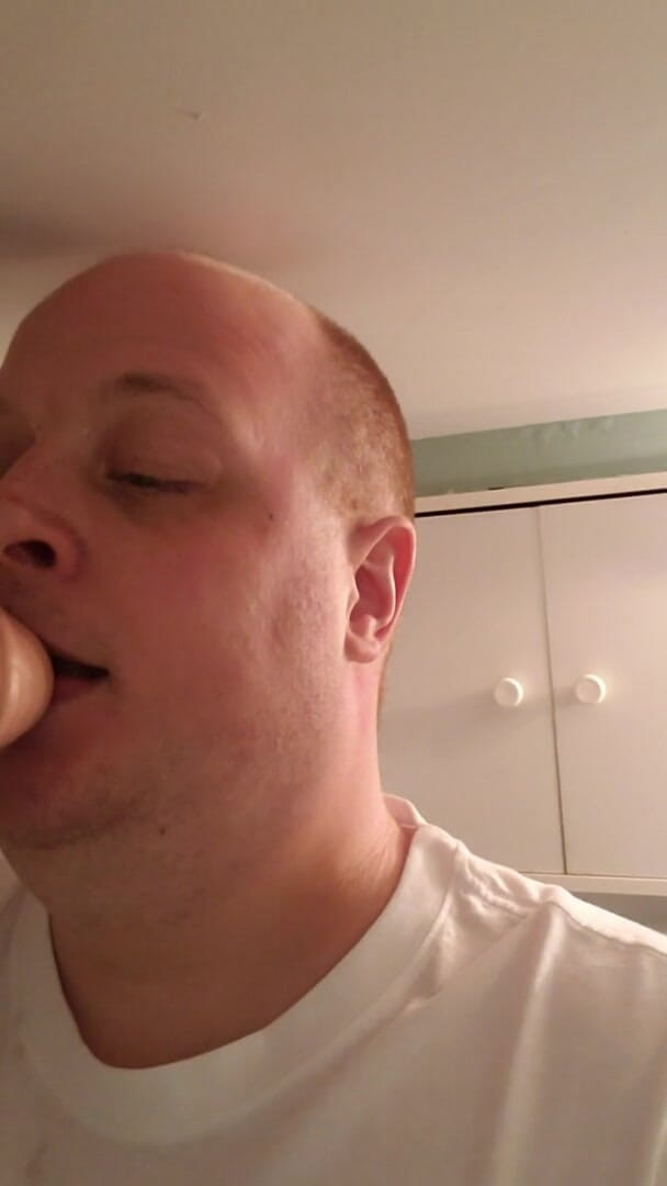 Charlieboy69: Probeer diep in keel 14 inch dildo