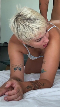 Mein mann ist ein cuckold! Während er auf einer Geschäftsreise ist, reite ich den schwanz seines besten freundes und esse sein ganzes sperma
