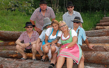 Lederhosen Gangbang: Německá venkovní šukací orgie Lederhosen