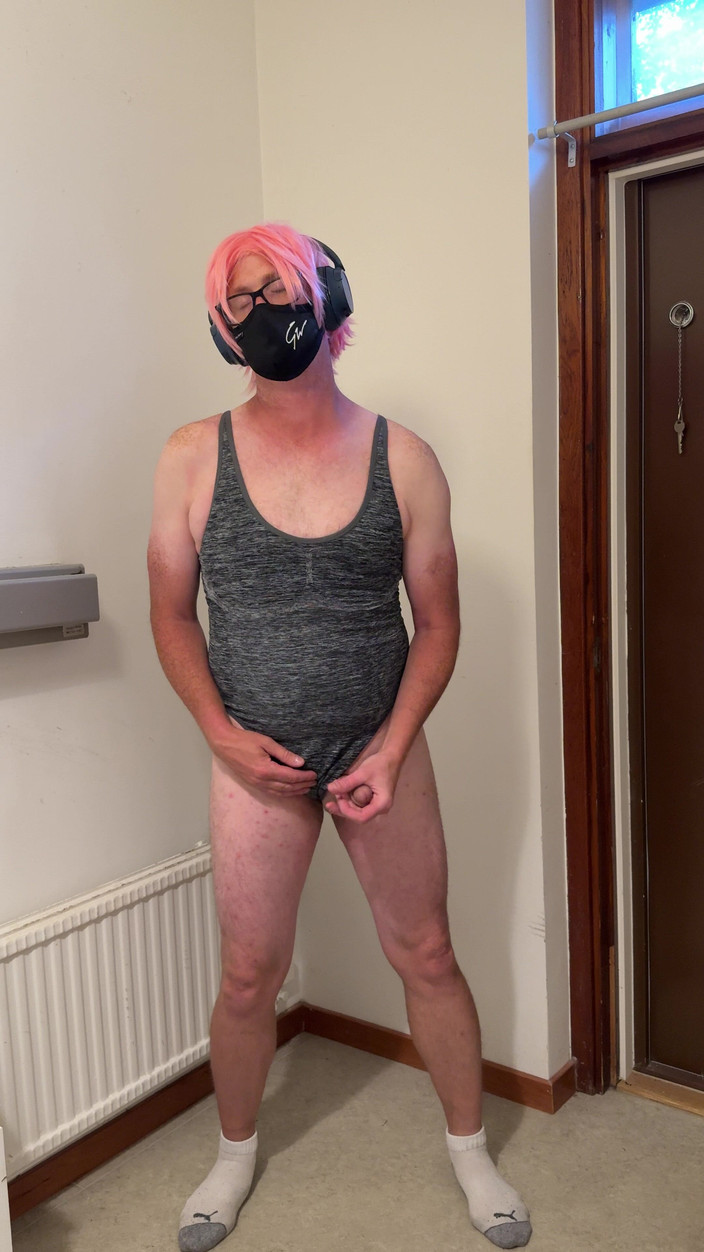 Julia Trans: Trany Klapsy tyłek, jaja i masturbuje się i orgazm dla...