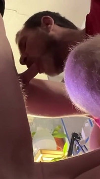 Ich bringe Papa bei, tiefer in den Mund zu nehmen und zu schlucken