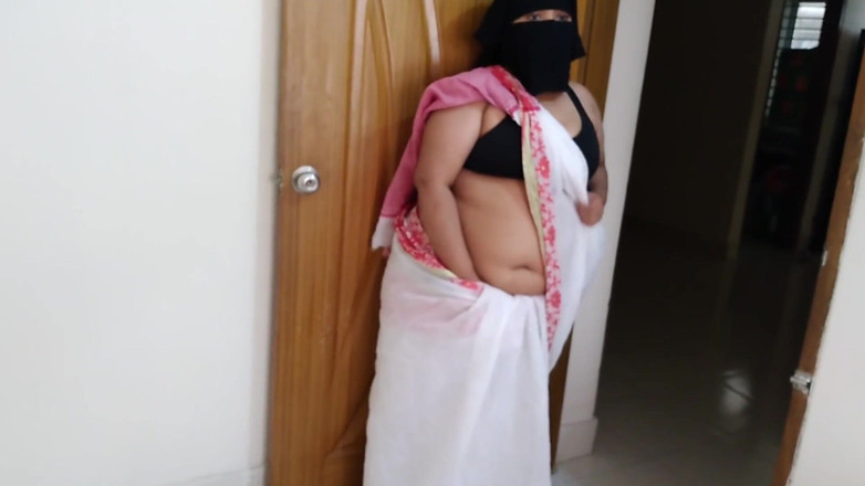 Aria Mia: Bhabhi ofrece sexo gratis con Deva