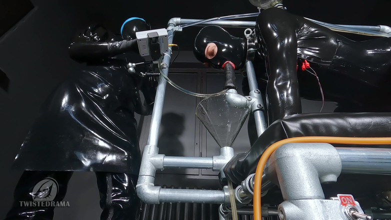 Twistedrama: Pispomp Evolution 04 - dildo-editie