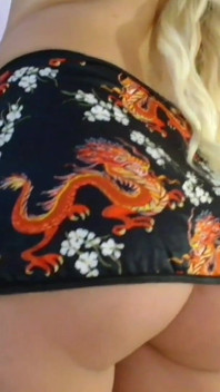 Gadis kurus yang cantik dengan punggung seksi yang besar menunjuk-nunjuk
