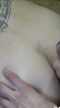 Jovem hétero chupa o pau de um gay
