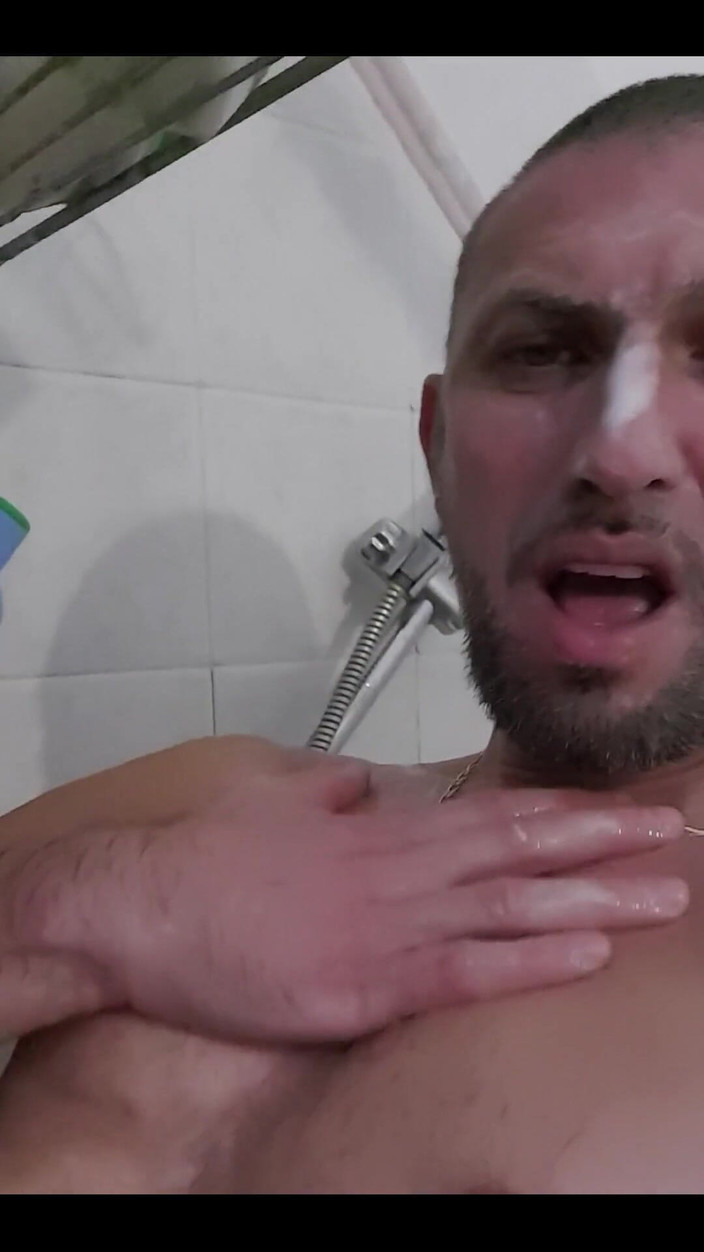 Boy jerking off: 私と一緒に熱いシャワーを浴びに来ませんか?