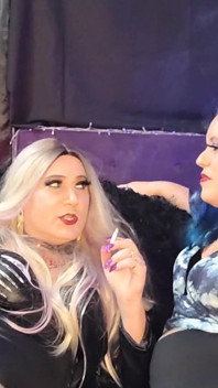Holly și Lilli Fumând Dunhill