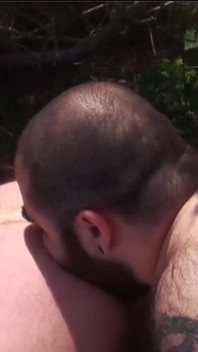 Bearfilms Charlie Fiske en Sebastian Sax buitenshuis zonder condoom