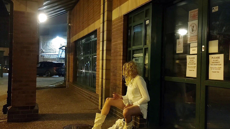 The Midnight Minx: バス停の点滅