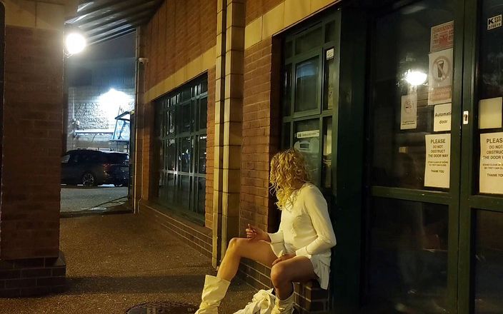 Themidnightminx: Bus station flashing