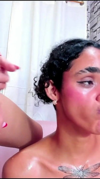 Geile lesbiennes hebben een spuitsessie over zichzelf