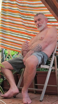 Tati cu pula pulosă Itapapixxl se excită pe terasă