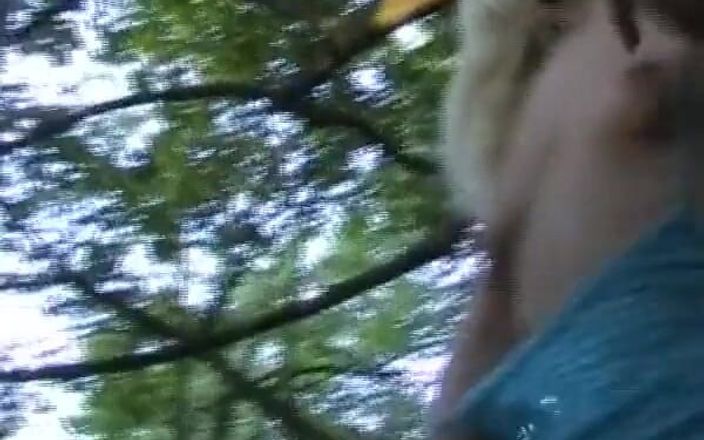 German amateur couples: 公園でお互いのおまんこをからかうきれいな素人のドイツの十代の若者たち