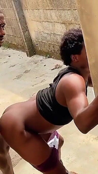 Memek cewek ini dientot habis-habisan di belakang rumah oyr
