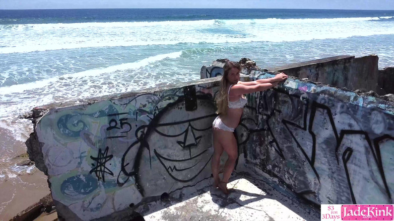 Jade Kink: Model bintang lucah jalang di pantai awam