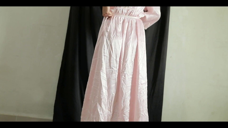 deafheaven666: Chica indonesia con un gran trasero probándose un nuevo vestido...