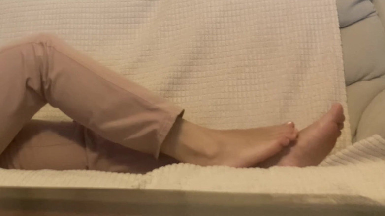 PriyaNaavya: จ้องมองเท้าสุดสวยของเธอและชักว่าว