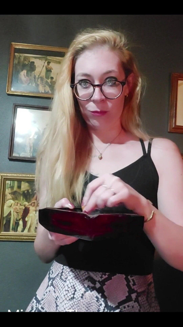 MistressThrope: Jste připraveni na tvé oblíbené kouření sexy dominu?