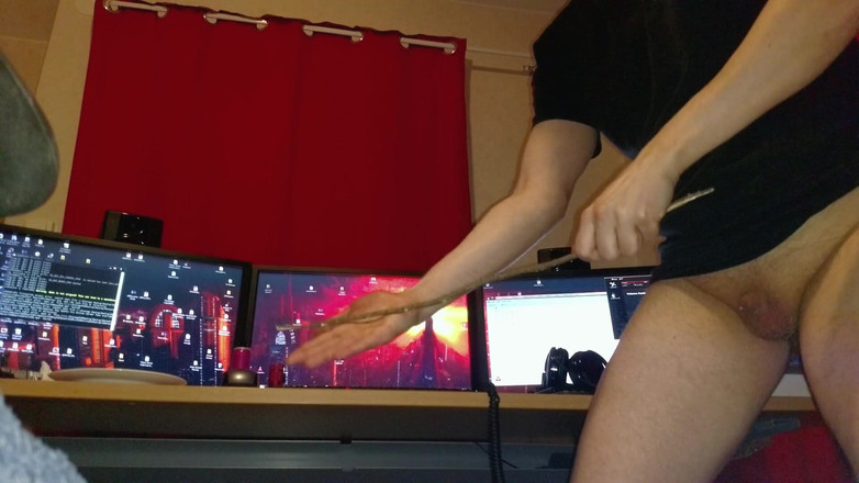 Oznob Oznofla: Amateurboy Peitscht Seinen Arsch Mit Einer Kleiderbügel