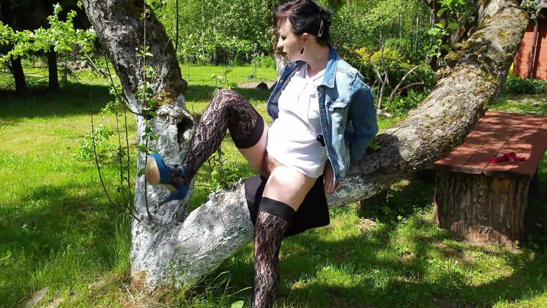 Wanilianna: Orgasm beneath the shady tree