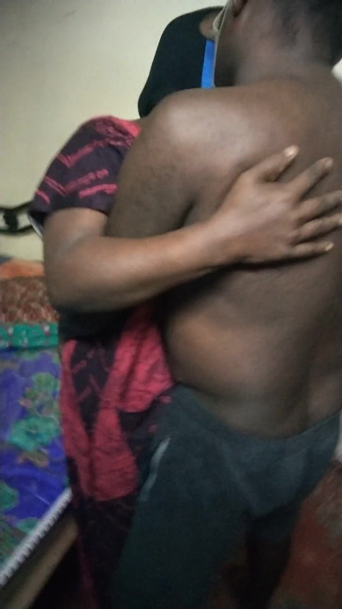 Tamil lesbian: Makcik kampung Tamil berkongkek panas dengan abang tiri