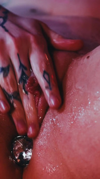 Filmová masturbace 6k, asmr orgasmus, kolíky a kapání
