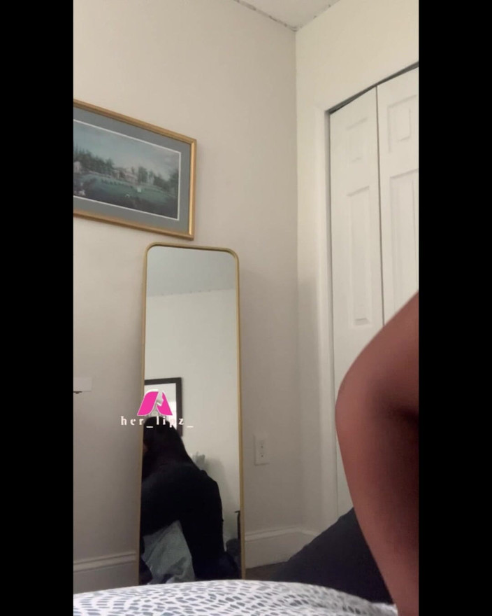 Anye Meshell: Je baise sur le bord du lit avec mon cul...