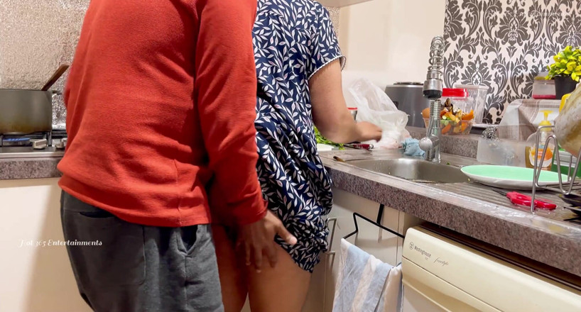 Hot 365 Entertainments: Casal indiano romântico - roupa noturna sexy da esposa levantada, bunda...