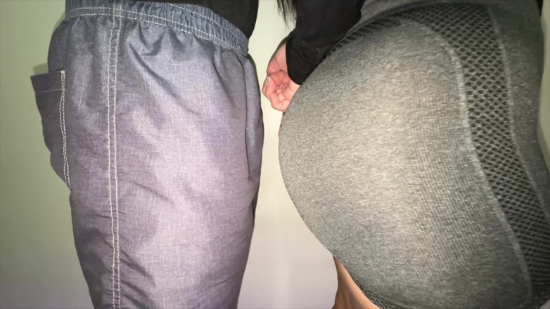 CoupleOfHotSins: Mädchen Mit Dickem Arsch Packt Schwanz Eines Fremden in Der Öffentlichkeit