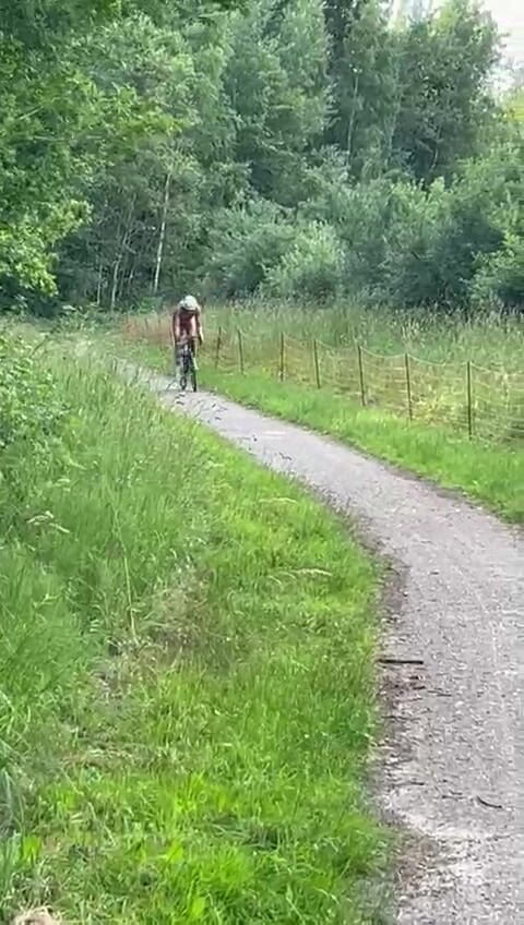 Benb Studio: Nackt auf dem Rennrad