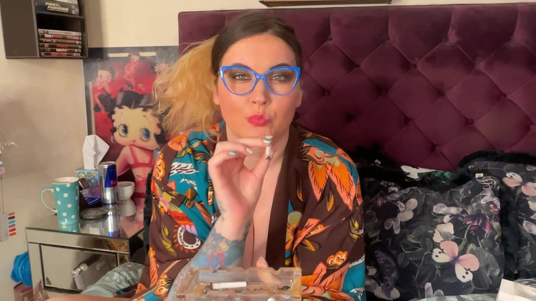 MissFFW: 解脱的婊子在剪辑之间抽烟