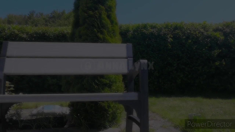 Anna Lynx: Мастурбирую на скамейке в парке