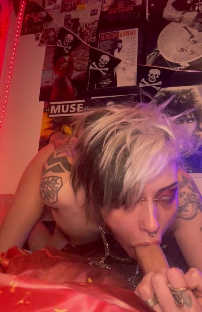 Glitter queen: Silver Micro Bikini Niechlujny Solo BJ Topless